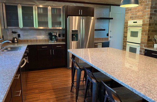 East Ridge House | I-75/I-24 Family + Friends Chattanooga home w/views of Lookout/Signal Mountains