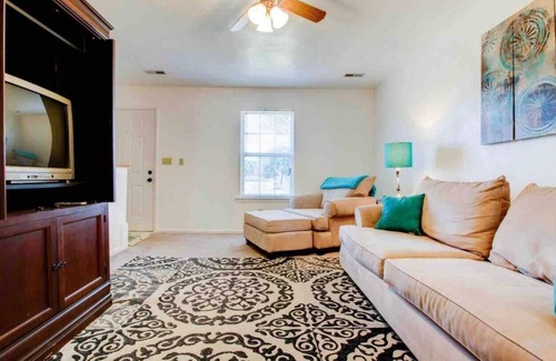 Roanoke House | I AM a Quiet, 2BR Townhouse w/Pets Considered near Downtown