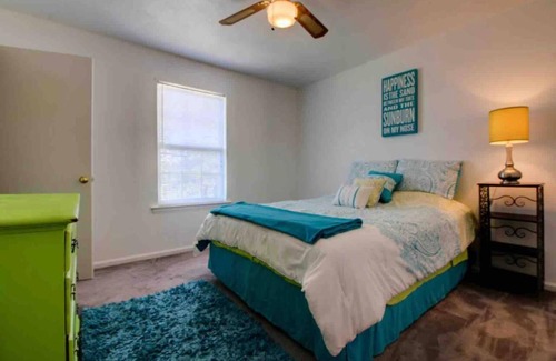 Roanoke House | I AM a Quiet, 2BR Townhouse w/Pets Considered near Downtown