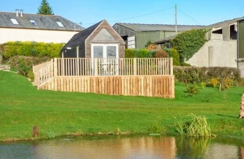 Lifton Ski Chalet | I-HUT, pet friendly, with hot tub in St Giles-On-The-Heath