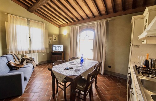 Monteverdi Marittimo Apartment | I Piastroni Three-room apartment in residence with pool