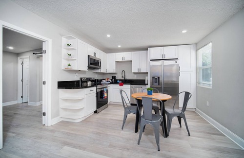 Oak Haven Apartment | ~[I] River Bank Repose Sleeps 4 Private Units~