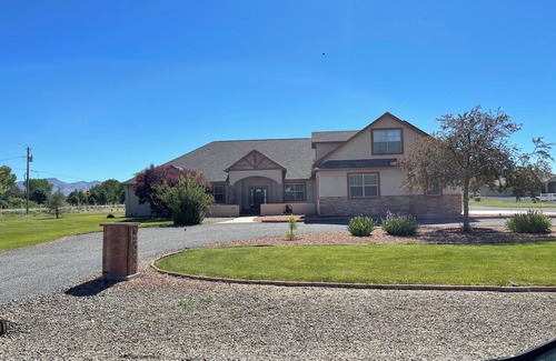 Grand Junction House | I would like to welcome you to the petticoat Junction, Colorado!nn