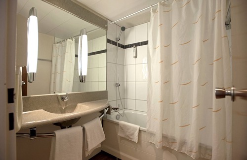 Thielle-Wavre Hotel | Ibis 3 Lacs Neuchatel Hotel