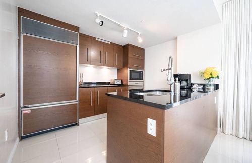 Downtown Miami Apartment | Icon Brickell 2BR Poolside Paradise in the Sky