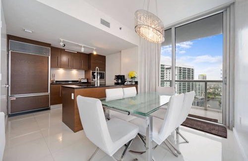 Downtown Miami Apartment | Icon Brickell 2BR Poolside Paradise in the Sky