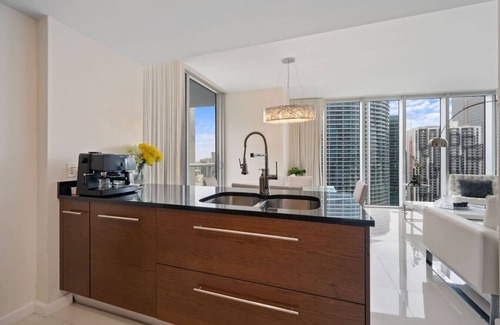 Downtown Miami Apartment | Icon Brickell 2BR Poolside Paradise in the Sky