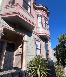 Russian Hill Apartment | Iconic 3 bedroom with Sweping Bay City Views, 100 Walk Score