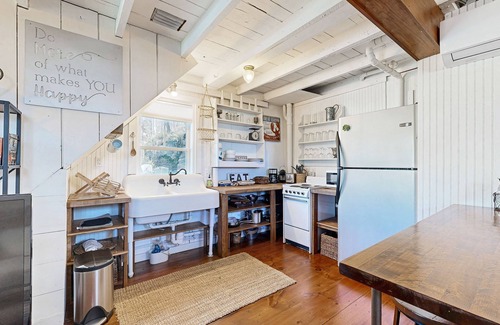 Boothbay Harbor House | Iconic downtown retreat with firepit & fireplace- walk to Harbor Footbridge
