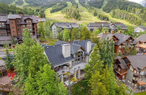 East Kootenay Ski Chalet | ICONIC Eagle Lodge | Pool + Private Hot Tub | Ski In/Out – CLOSEST House to Hill