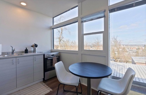 Cliff - Cannon Apartment | Iconic Modern Stay w/Free Parking Walk 2 Hospital