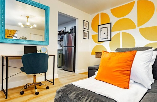 Arts District House | Iconic Star Motel: Private Suite Steps to Strip
