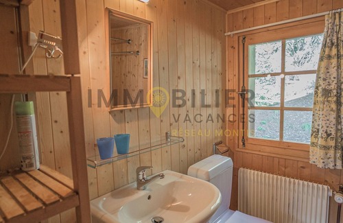 St. Luc Ski Chalet | Idéal pour grande famille !Chalet typique et simple situé sur la route de Chandolin. Entrée avec ves