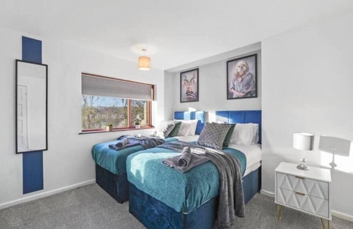 Rugby House | Ideal 4 bed House in Rugby - Football Table