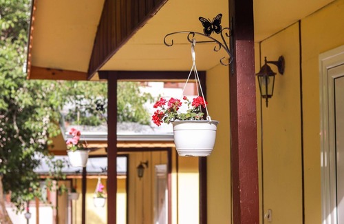 Kamena House | Ideal bungalow for 2 or 3 guests surrounded by a lovely garden