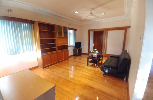 Dandenong House | Ideal Business and Family accommodation