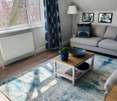 Wakefield Apartment | Ideal Contractor and Family Friendly 2-Bed Apartment Quiet and Spacious with fast WiFi and Large Screen Smart TVn
