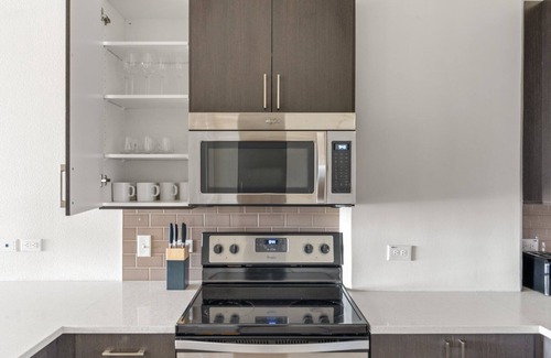 West End Apartment | Ideal Downtown 1BR w/Gym, W/D, Pool, walk to 6th St bars, by Blueground