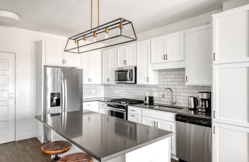 Elmhurst Apartment | Ideal Elmhurst 1BR w/Lounge, Pool & Gym nr Metra, by Blueground