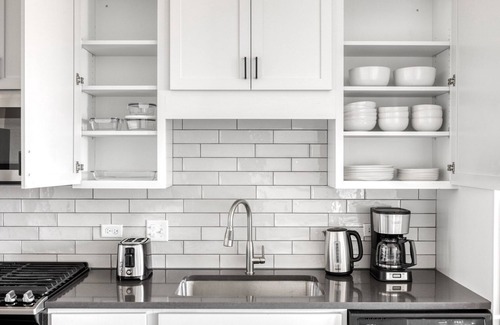 Elmhurst Apartment | Ideal Elmhurst 1BR w/Lounge, Pool & Gym nr Metra, by Blueground