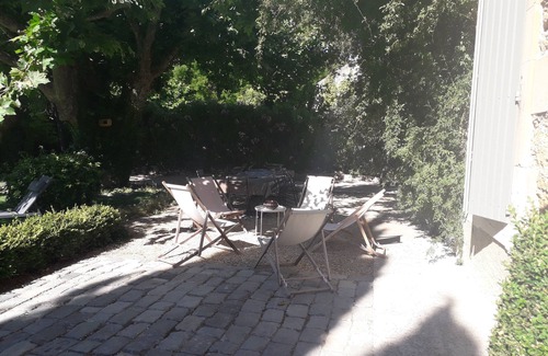 Entraigues-sur-la-Sorgue House | Ideal for Avignon festival Magnificent Mas with swimming pool and jacuzzi