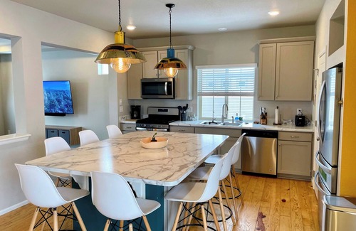 Commerce City House | Ideal for both professionals and families, the Denver Chile House offers a fully furnished residence featuring four (4) welcoming bedrooms, a dedicated workspace for remote professionals, and a spacious kitchen table for quality family time.