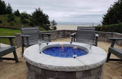 Newport Hotel | Ideal for Couple Beach Getaway! Ocean Front Unit | Free Parking