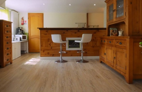 Vessey House | Ideal for families - gite for 6/12 people, collective covered/heated swimming pool, sauna