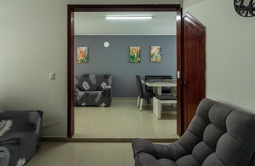 Engativa House | Ideal for families/groups House 8 pax with 2 parking spaces near El Dorado Airport.