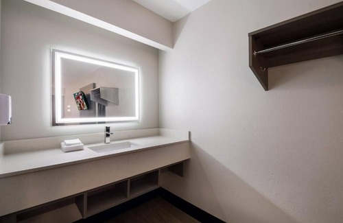 Graysville Hotel | Ideal for Family Stay | Two Affordable Rooms Near Airport & Pets Are Allowed