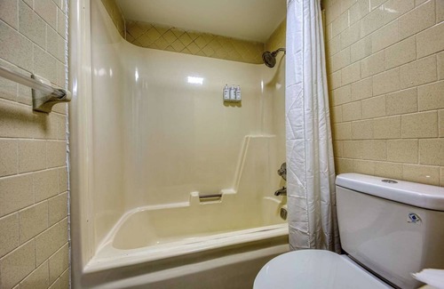 Revelo Hotel | Ideal for Groups: 2 Rooms w/Free Breakfast, Pool, Near Princess Falls Trailhead
