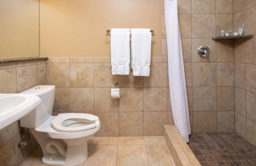Vancouver Hotel | Ideal for Groups: 4 Spacious Rooms in a Hand-Crafted Northwest Mountain Lodge