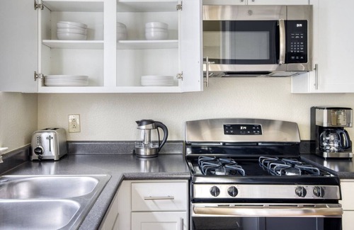 Foster City Apartment | Ideal Foster City 1BR w/ Gym, 2 Pools & W/D, near VISA, by Blueground