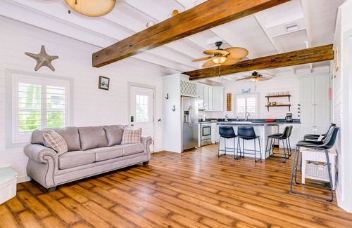 Galveston House | Ideal getaway steps from the beach with fast WiFi, central AC, deck, grill & W/D