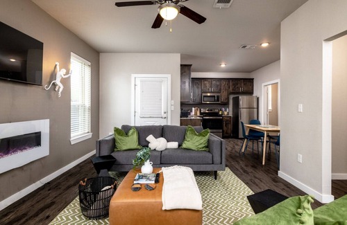 Denton House | Ideal Group Getaway Near Shopping & Dining