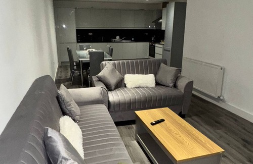 Hounslow Central Apartment | Ideal Heathrow Base. 2BR, 2BA Apt in Hounslow