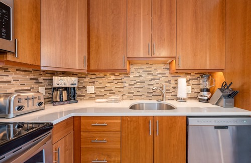 Kihei Condo | Ideal island condo with ocean views, beach & pool access & balcony