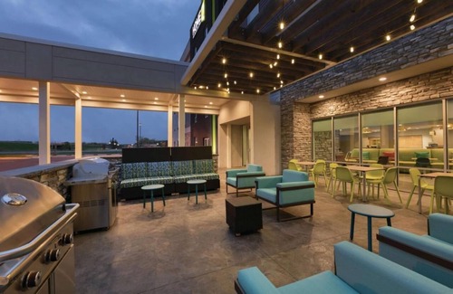 Williamsville Hotel | Ideal Location! 3 Classy Units, Onsite Pool, Free Breakfast, Pets Allowed!
