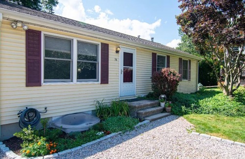 Saunderstown House | Ideal Location for Exploring RI! Short drive to beaches, Newport & More!
