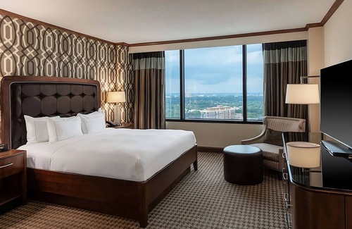 Alexandria West Hotel | Ideal Location! Indoor and Outdoor Pool, Pet-Friendly Property, Parking Onsite!