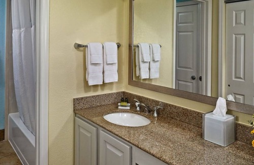 Houston House | Ideal Location! Near NASA Johnson Space Center, Outdoor Pool, FREE Parking!