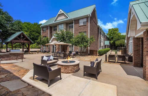 Richardson Hotel | Ideal Location! Onsite Pool, Free Breakfast, Free Parking, Kitchen