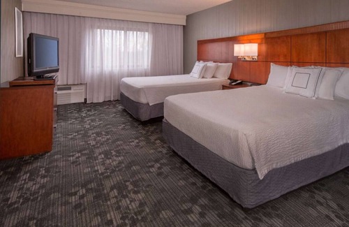 Columbia Hotel | Ideal Mix of Comfort and Value! Indoor Swimming Pool, Pets are Welcome!