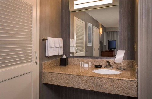 Columbia Hotel | Ideal Mix of Comfort and Value! Indoor Swimming Pool, Pets are Welcome!