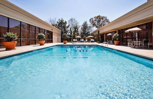 Eagan Park Hotel | Ideal Mix of Comfort and Value! Outdoor Pool, Pets Allowed