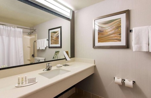 Emeryville Resort | Ideal Mix of Comfort and Value! w/Pool, Short Drive to Children’s Fairyland!