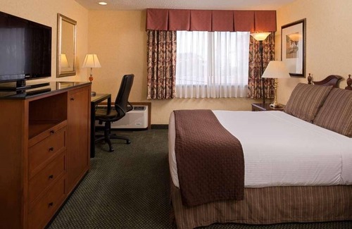 Tri-Cities Hotel | Ideal Mix of Comfort and Value! Modern Accessible Unit, w/Onsite Pool, Parking