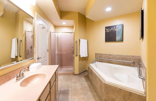 North Scottsdale Hotel | Ideal Mix of Comfort and Value! Swimming Pool, Full Kitchen, Free Parking!
