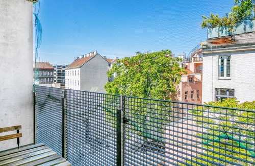 Hundsturm Apartment | Ideal Naschmarkt 1BR w/Elevator, Balcony, near U4, dining, by Blueground