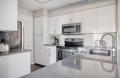 Sunnyvale Apartment | Ideal Sunnyvale 2BR w/A/C, Parking & Pool, walk to Apple, by Blueground